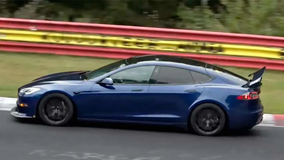 Foto del Tesla Model S Plaid en el circuito de Nurburgring con un aler&oacute;n que sirve de freno