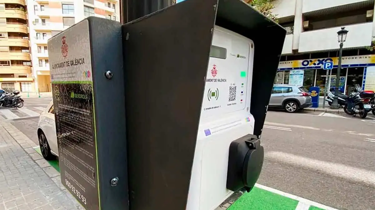 Puntos de carga instalados en las farolas de Valencia