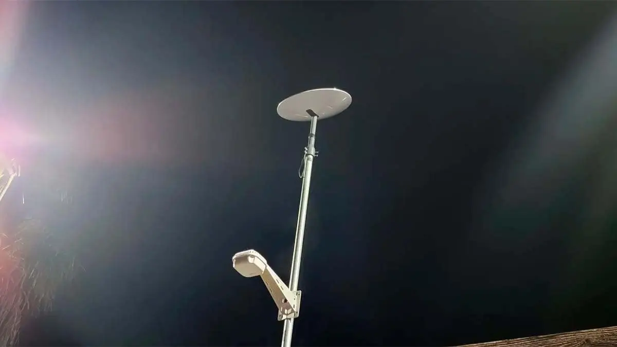 Foto del sat&eacute;lite de Starlink en un Supercharger de Tesla