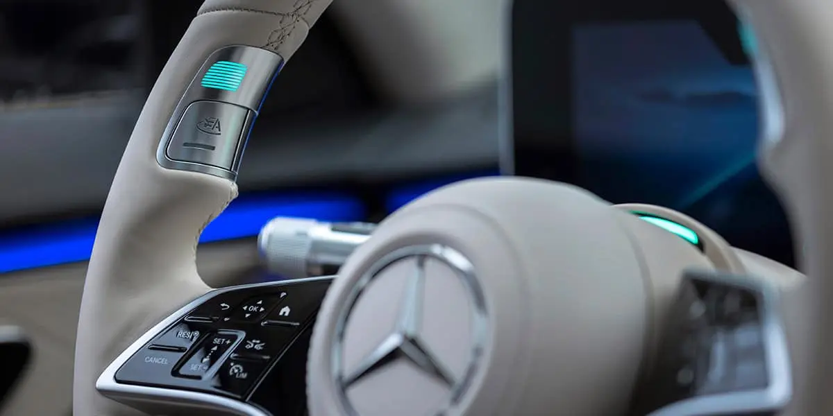 Mercedes-Benz-consigue-homologacion-sistema-conduccion-autonoma_volante