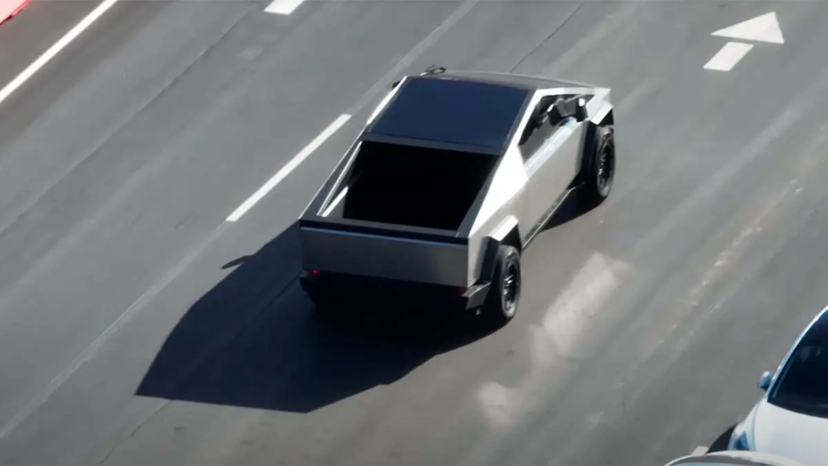 Foto de un prototipo de la Tesla Cybertruck en la pista de pruebas