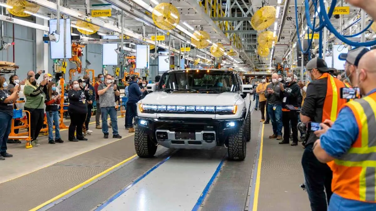Primer Hummer EV Edition 1 que sale de la f&aacute;brica rumbo a sus clientes
