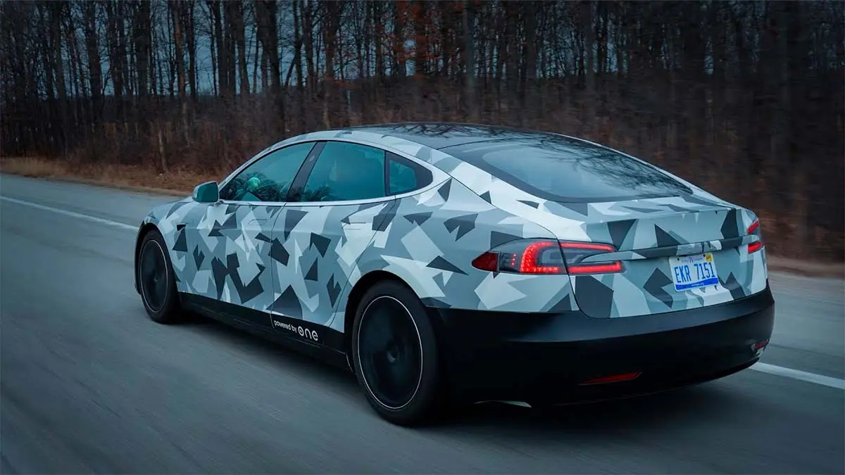 Foto del Tesla Model S con la bater&iacute;a de ONE