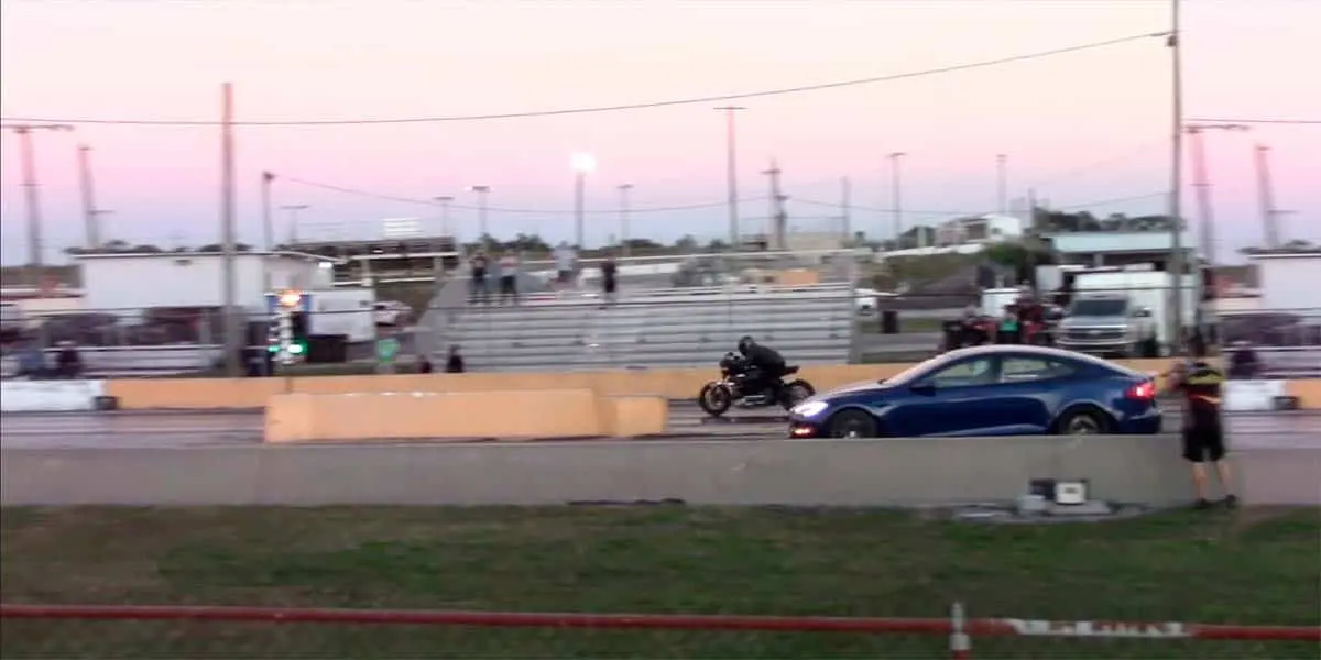 Carrera entre un Tesla Model S Plaid y una Harley-Davidson LiveWire