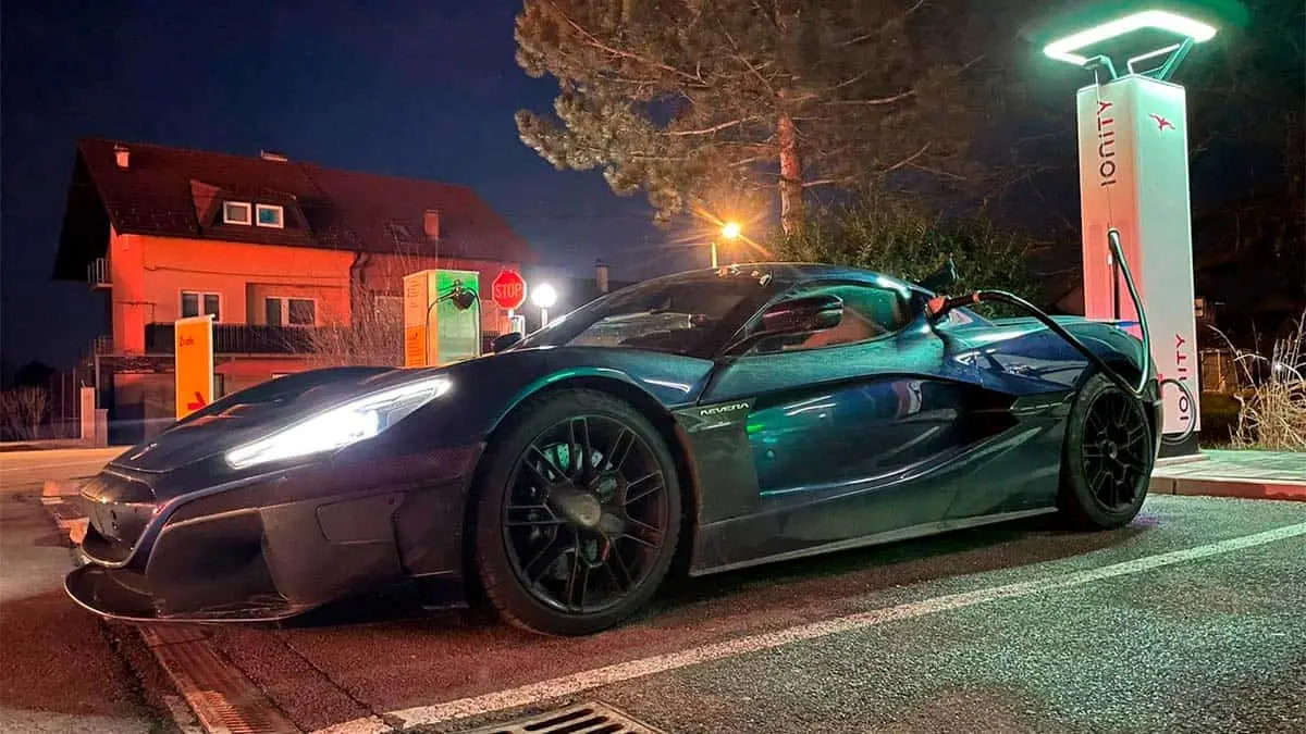Rimac Nevera cargando en una estaci&oacute;n de IONITY