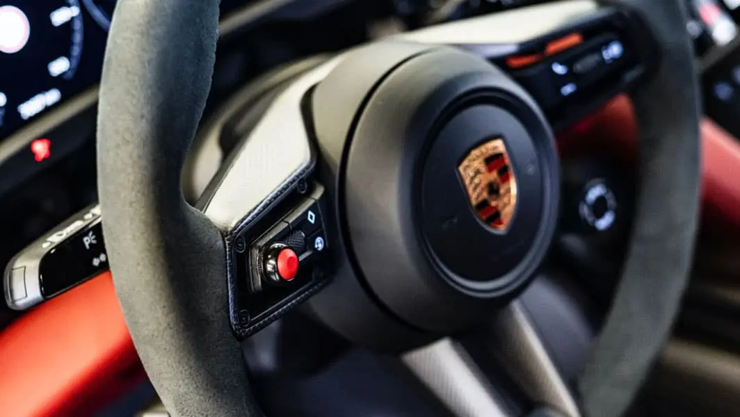 Porsche-Taycan-Turbo-S_Safety-Car-Formula-E-octava-temporada_interior-3