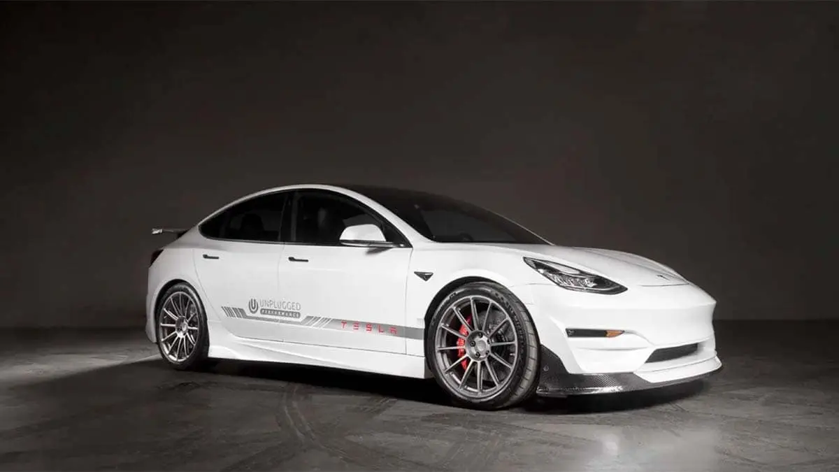 Koenigsegg y Unplugged Performance se asocian para fabricar piezas para coches Tesla