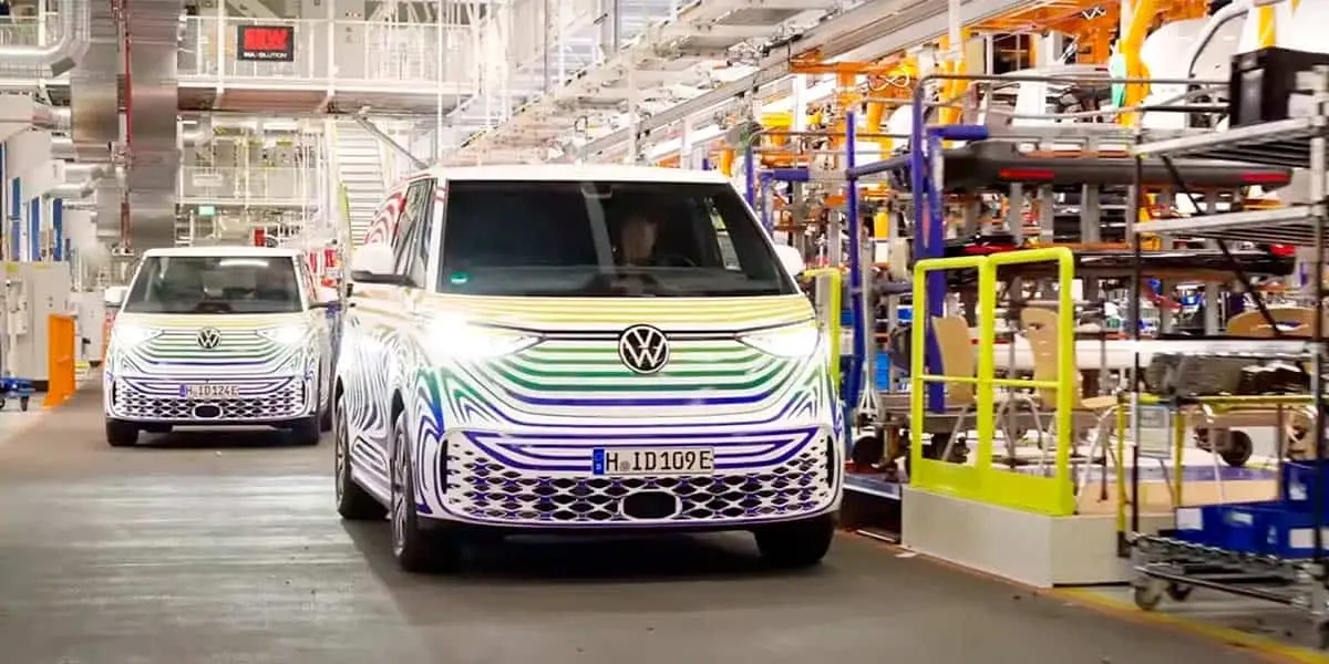 Foto de varias unidades del Volkswagen ID. Buzz saliendo de la f&aacute;brica