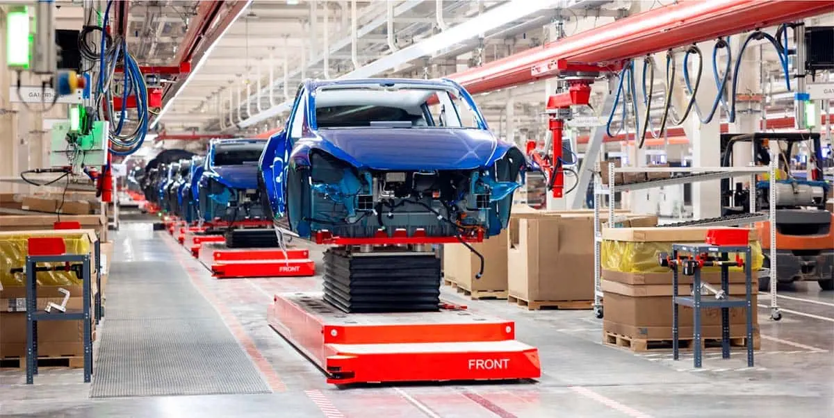 Interior Gigafactory de Texas fabricando el Tesla Model Y