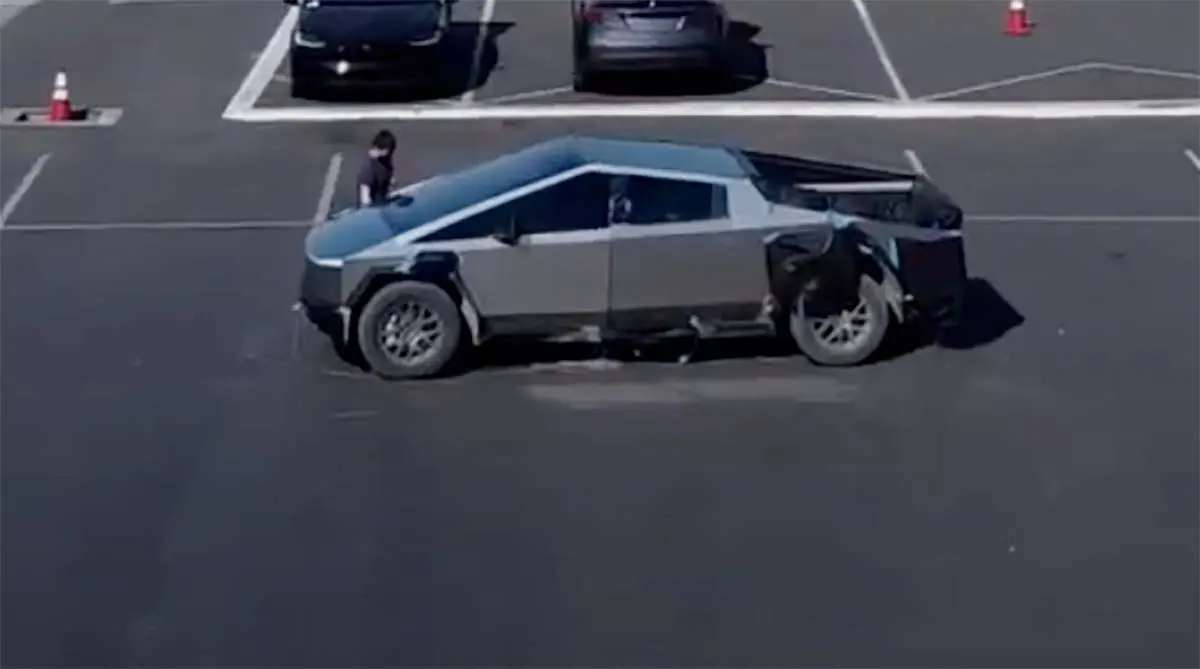 Foto de la Tesla Cybertruck  localizada en Fremont