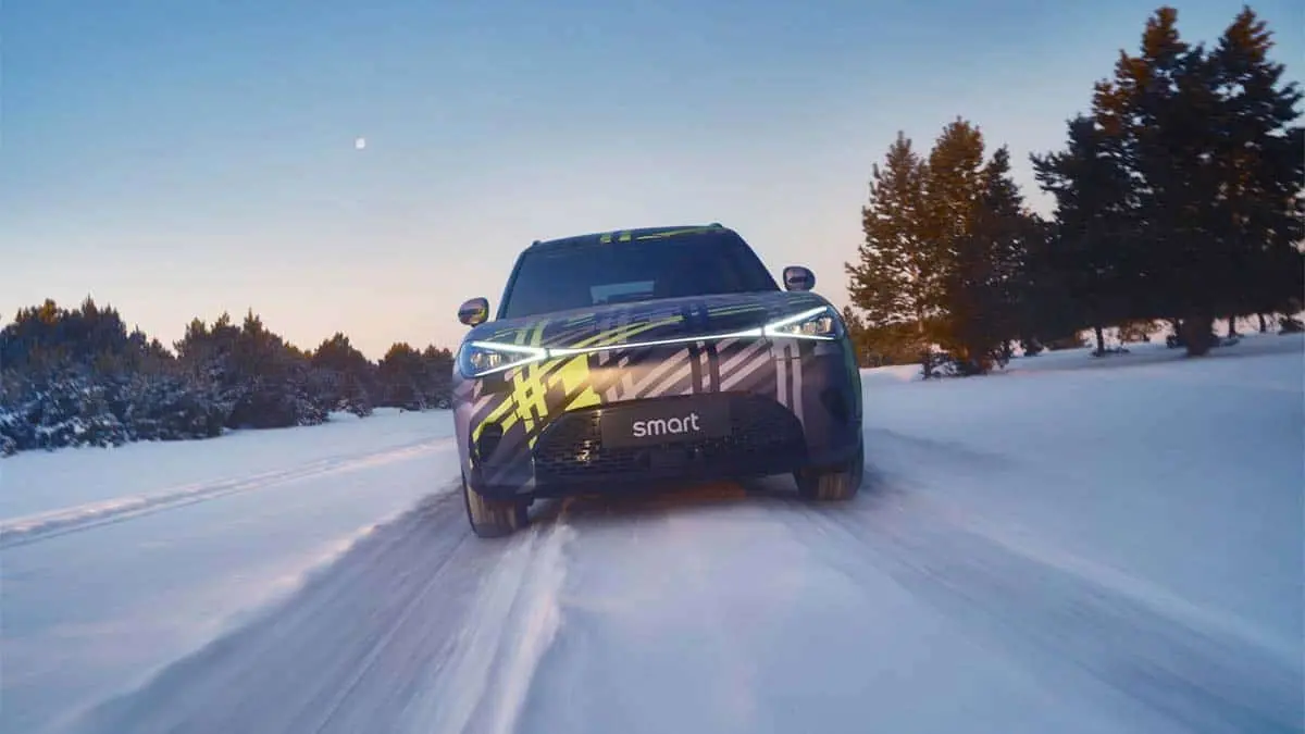 Smart #1 visto de frontal en el test de invierno