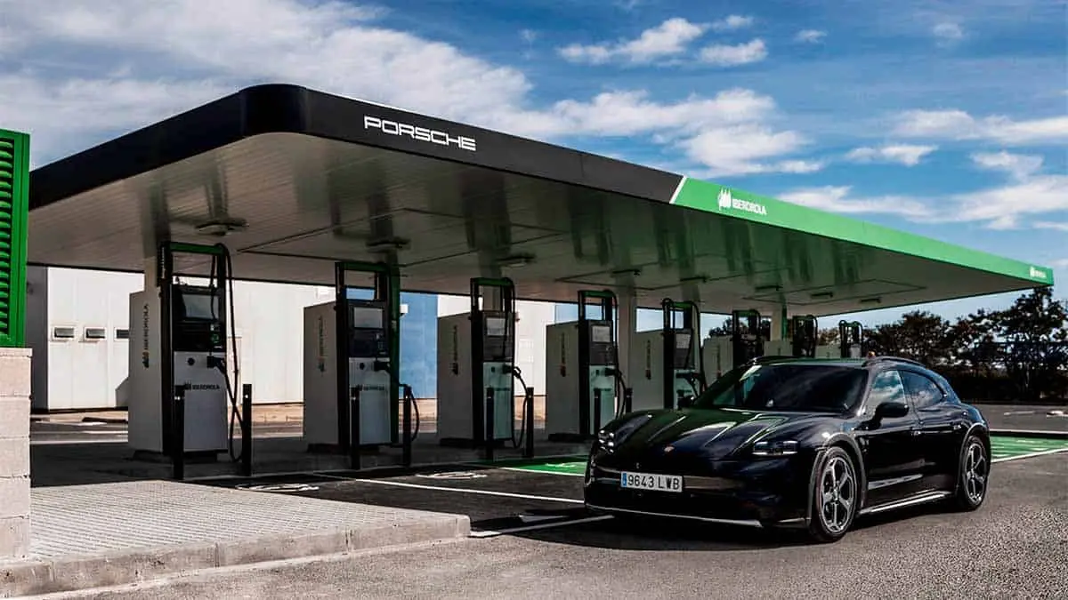 Estaci&oacute;n de carga ultra-r&aacute;pida de Iberdrola y Porsche en Elche