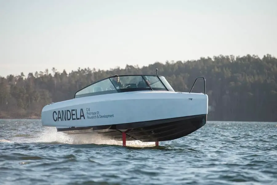 Candela-C-8-primera-prueba-inaugural-agua