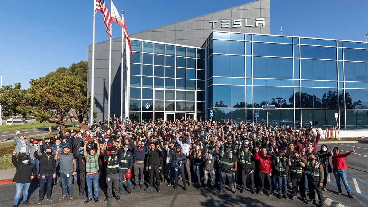 Foto de los empleados de la f&aacute;brica de Tesla en California celebrando la fabricaci&oacute;n de la unidad 1 mill&oacute;n de la celda de bater&iacute;a 4680