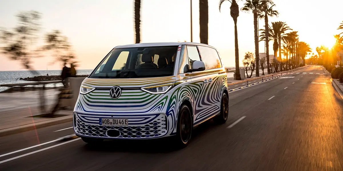 Volkswagen-ID-Buzz_camuflaje-lateral-playa
