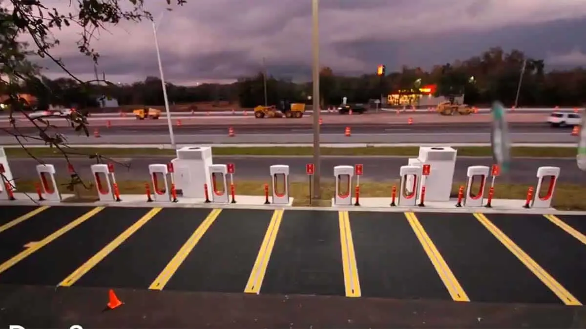 Supercharger de Tesla prefabricado