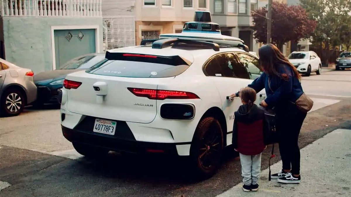 Foto de un veh&iacute;culo Waymo con conducci&oacute;n aut&oacute;noma en San Francisco