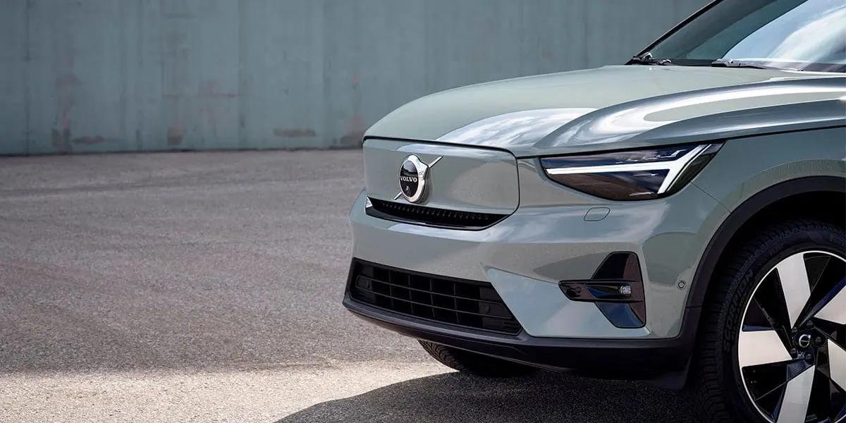 Volvo_XC40_Recharge_nueva-variante-un-motor_capo