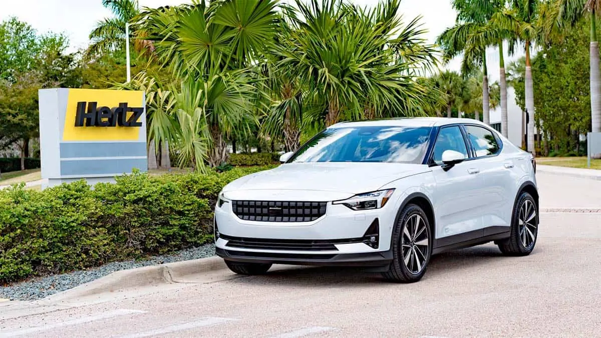 Foto del Polestar 2 y el logo de Hertz tras las asociaci&oacute;n