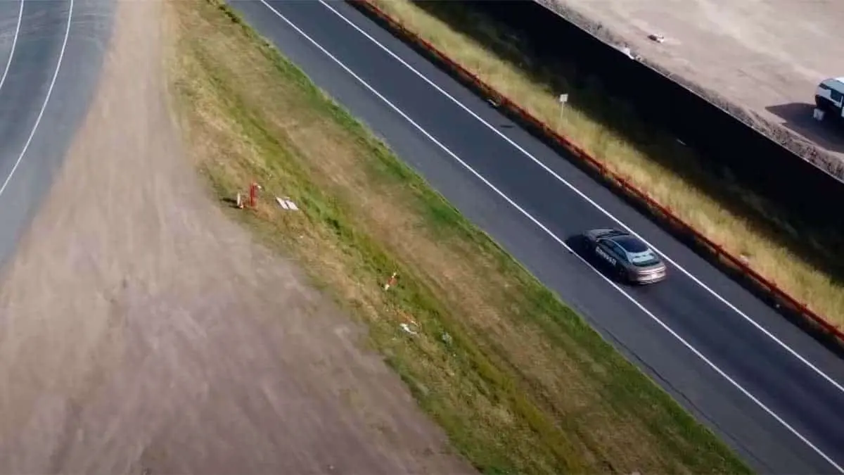 Pista de pruebas de Tesla probando un Lucid Air