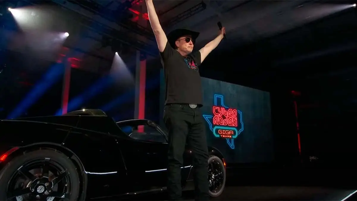 Elon Musk presentando el evento Cyber Rodeo en la Giga Texas