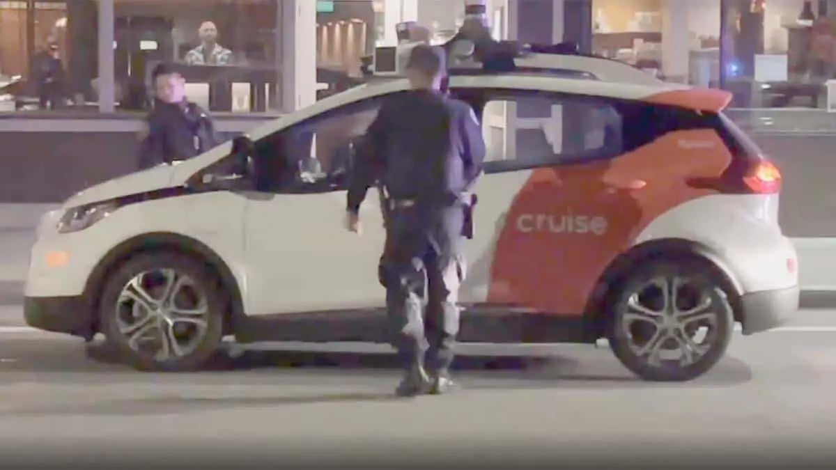 Coche aut&oacute;nomo es detenido por la polic&iacute;a