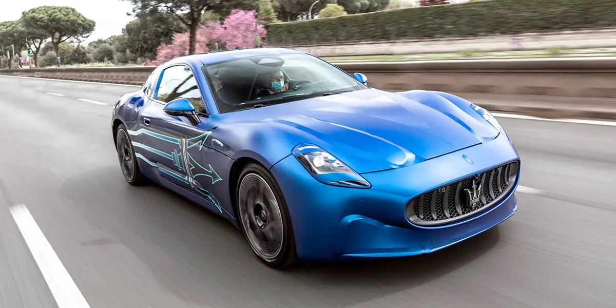 Masetati-GranTurismo-Folgore_conduciendo-CEO-Stellantis-Carlos-Tavares_carretera