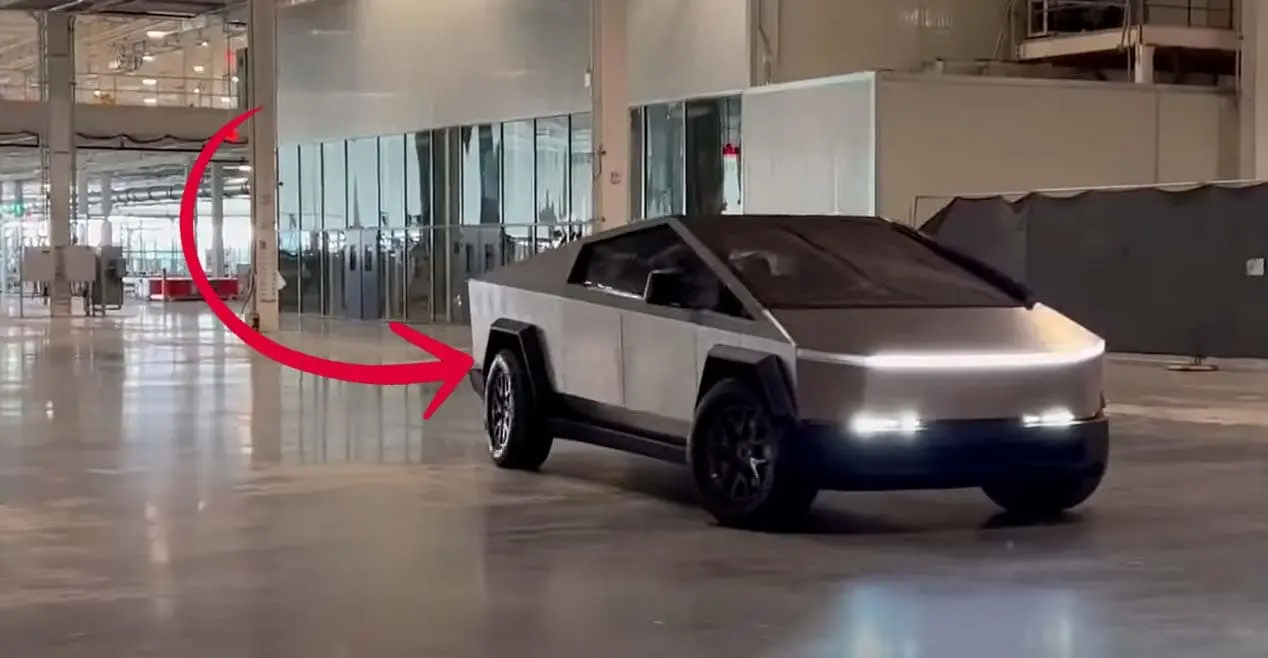 Tesla Cybertruck  marcha atr&aacute;s mostrando direcci&oacute;n ruedas traseras