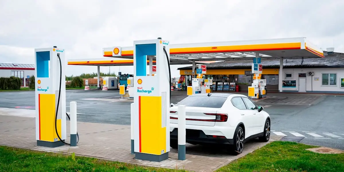 ABB-cargadores-suministro-Shell_Polestar-cargando