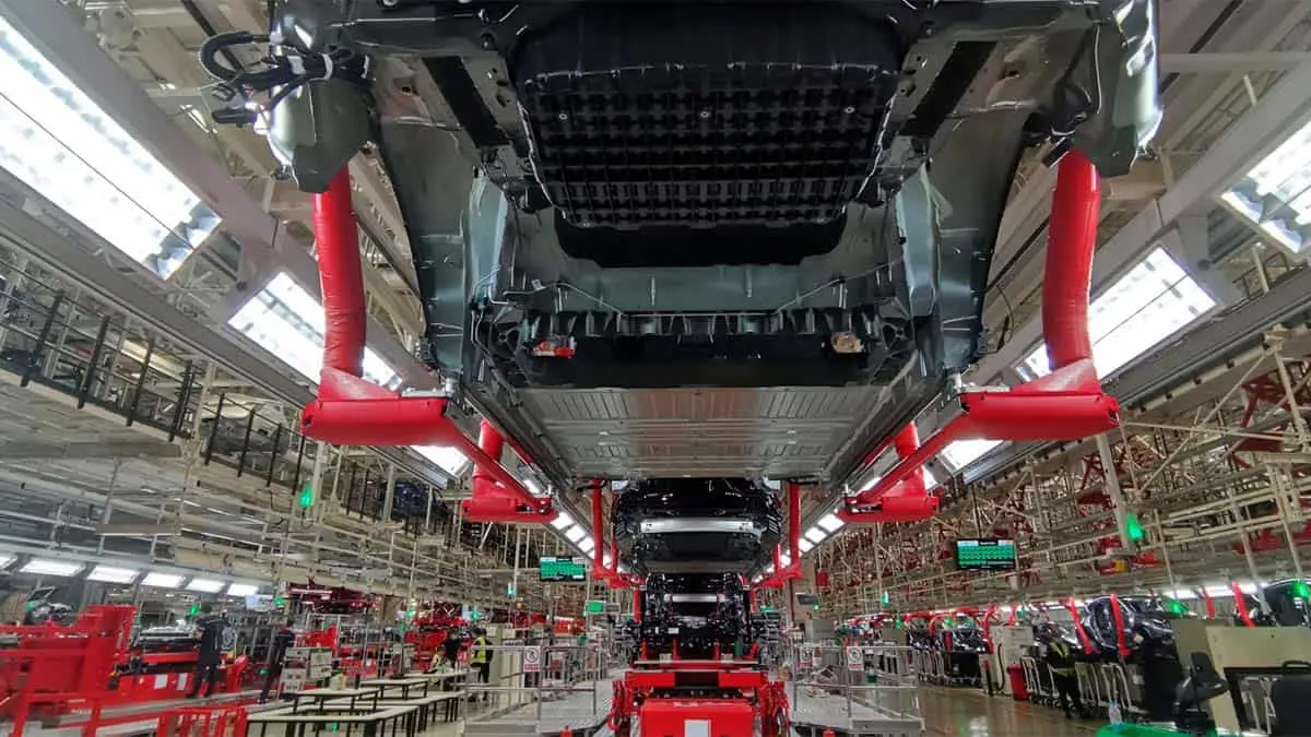 Foto del interior de la Gigafactory de Shangh&aacute;i de Tesla