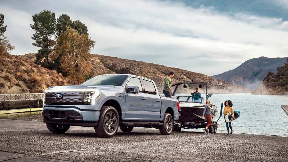 Ford F-150 Lightning remolcando un barco