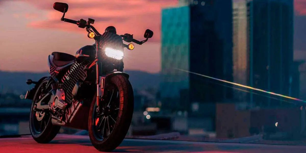 Nueva-motocicleta-electrica-Harley_Davidson-LiveWire-Del-Mar_luces