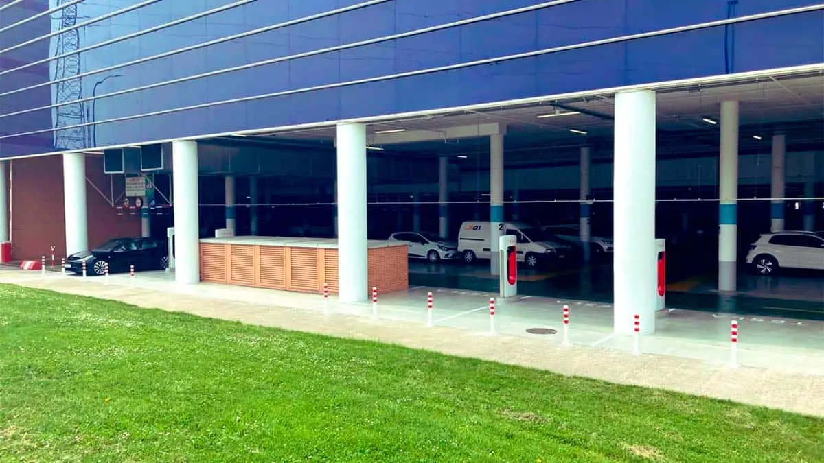 Foto del Supercharger de Tesla en Pamplona - Centro Comercial La MOREA