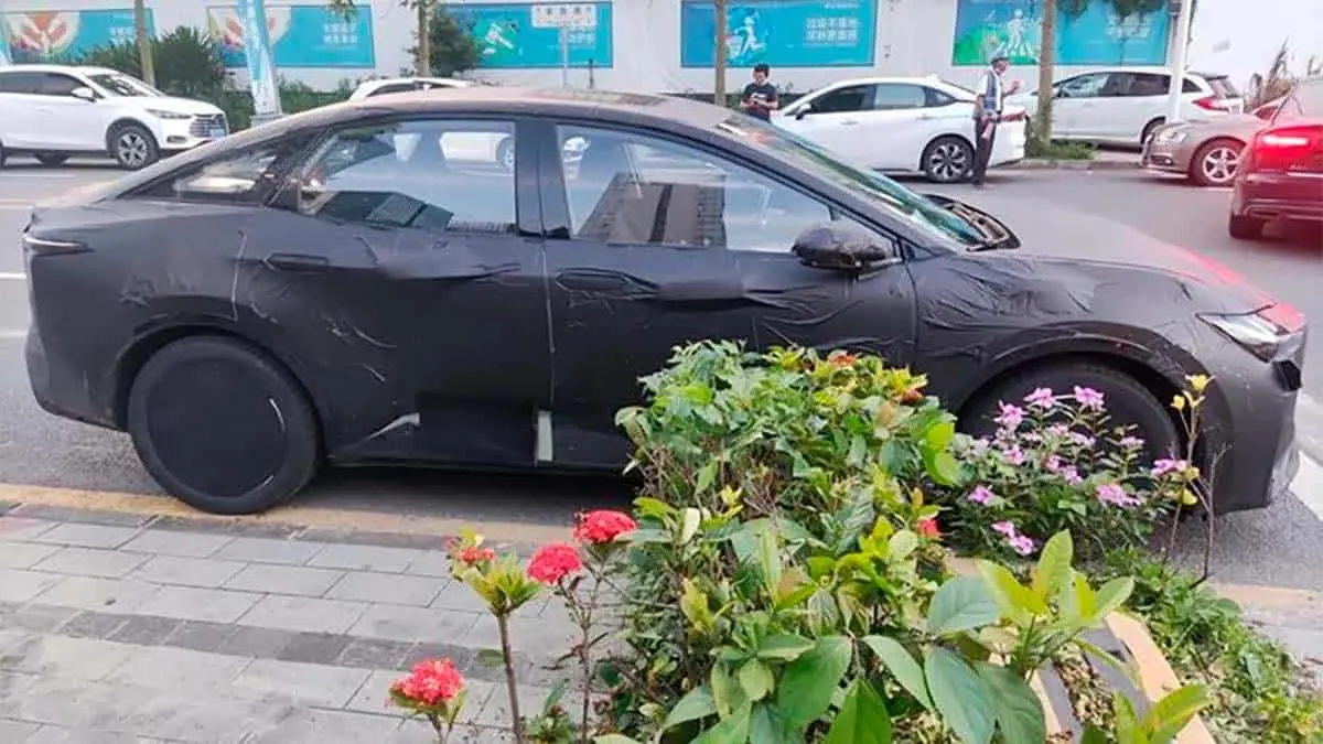 Toyota bz5 camuflado