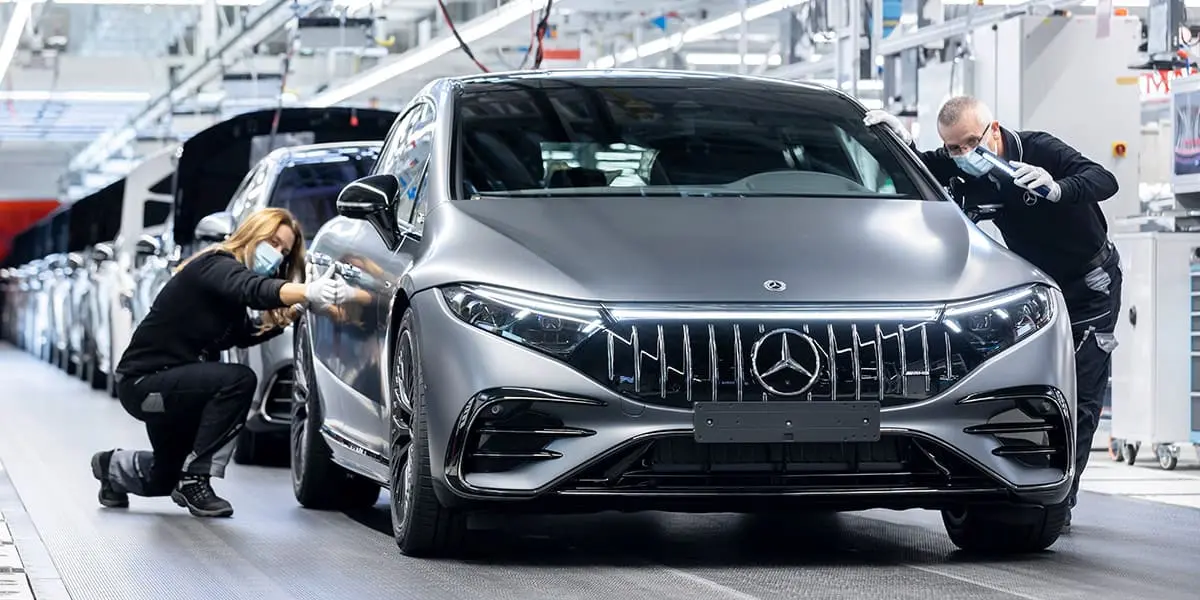 Linea-produccion-fabrica-Mercedes-Benz-EQS