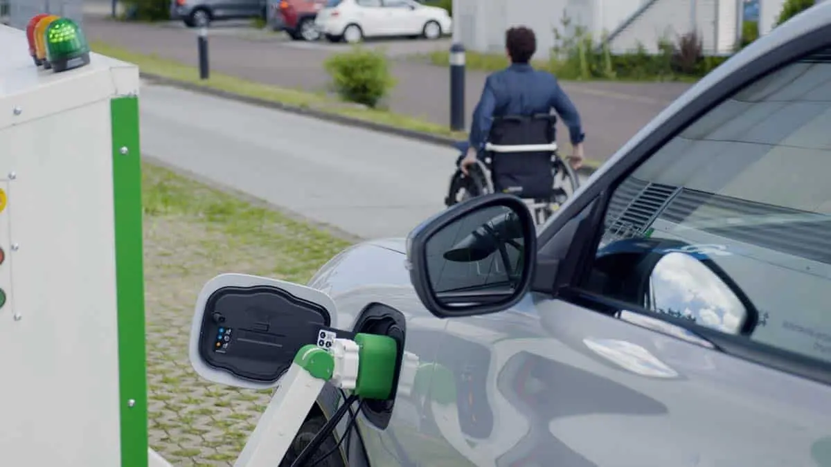 Robot desarrollado por Ford que facilita la carga en coches el&eacute;ctricos