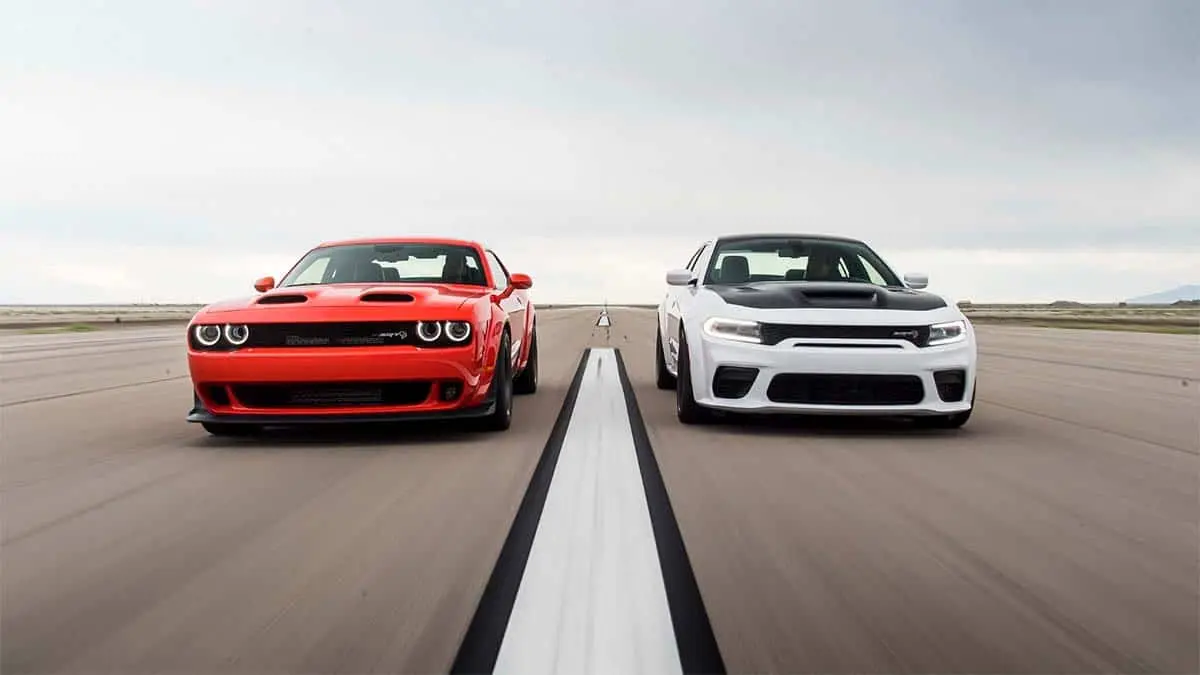 Foto de un Dodge Challenger y un Dodge Charger