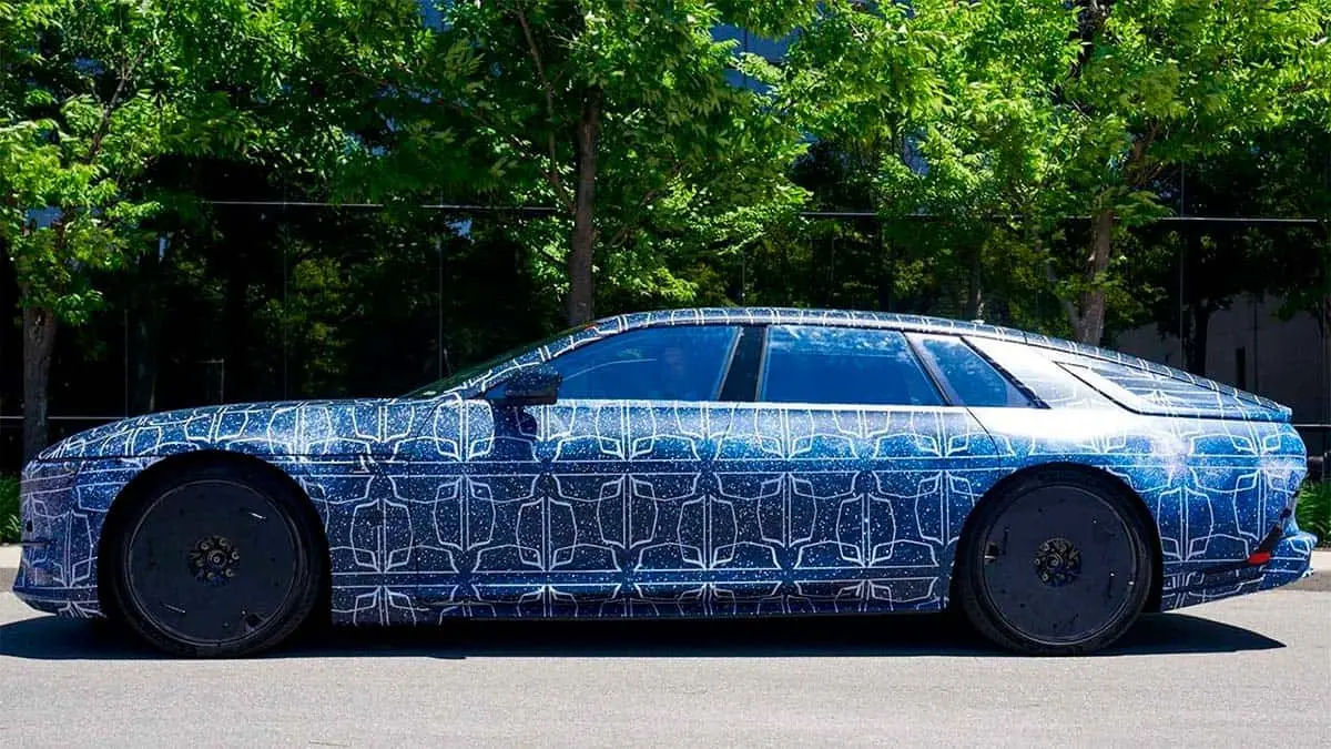 Cadillac Celestiq camuflado visto de lateral