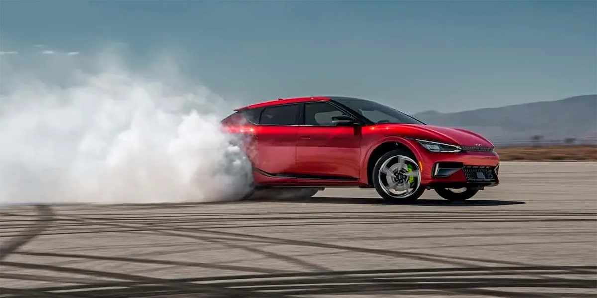 Foto del KIA EV6 GT derrapando