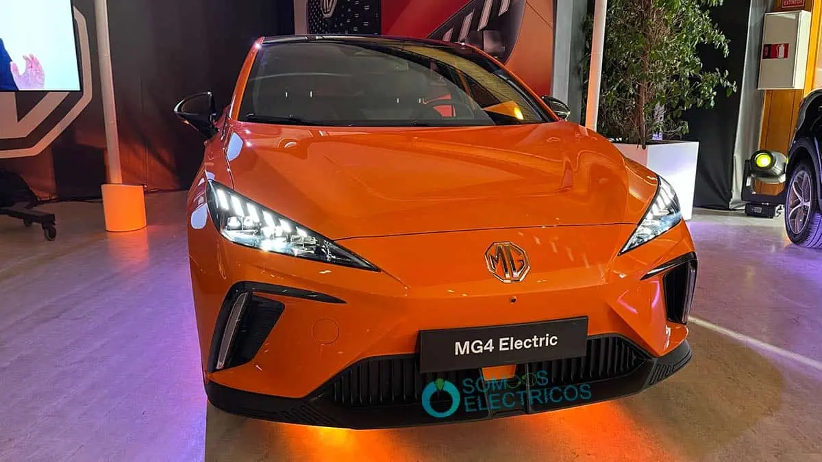 Foto del MG4 Electric de color naranja en la presentaci&oacute;n oficial