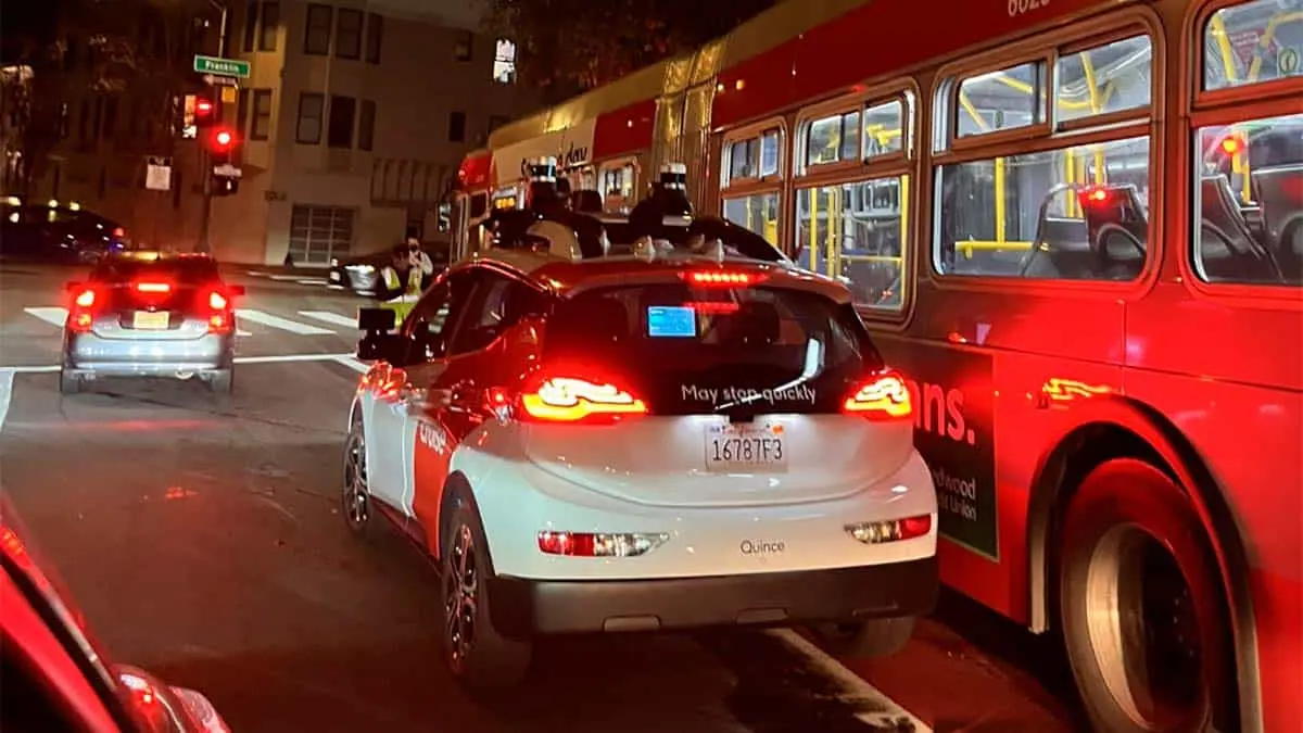 coche aut&oacute;nomo Cruise invadiendo el carril bus en San Francisco