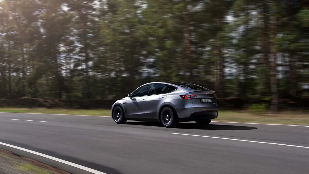 Foto del Tesla Model Y en color Quicksilver