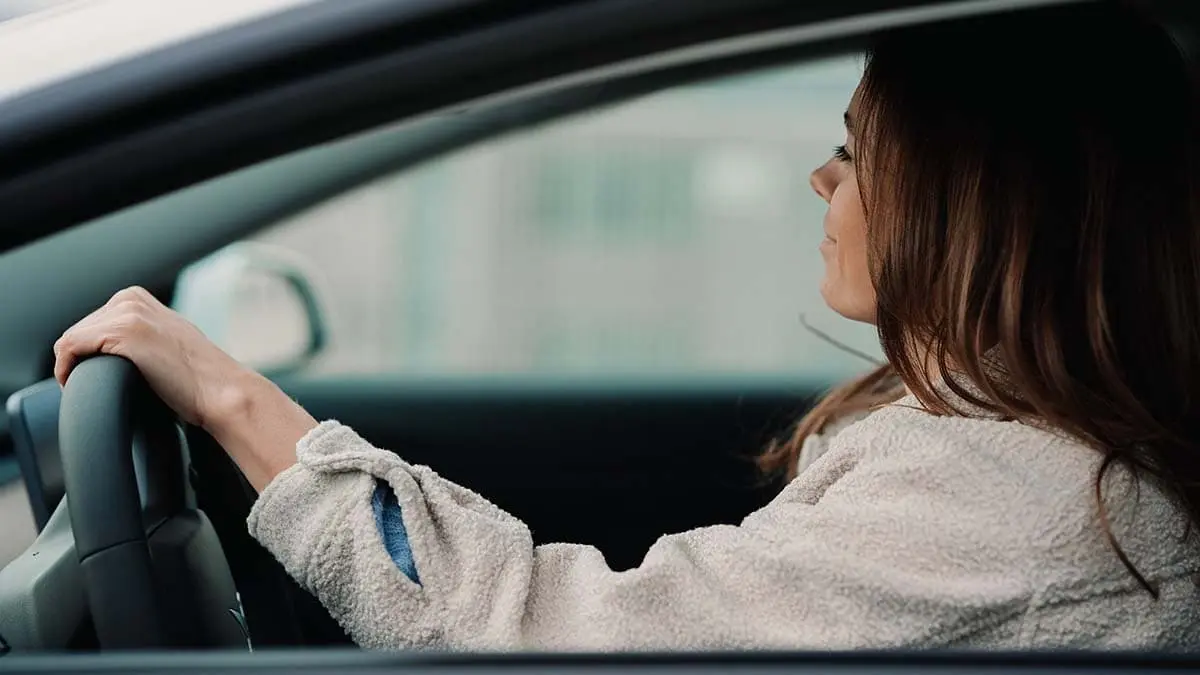 Mujer conduciendo un coche