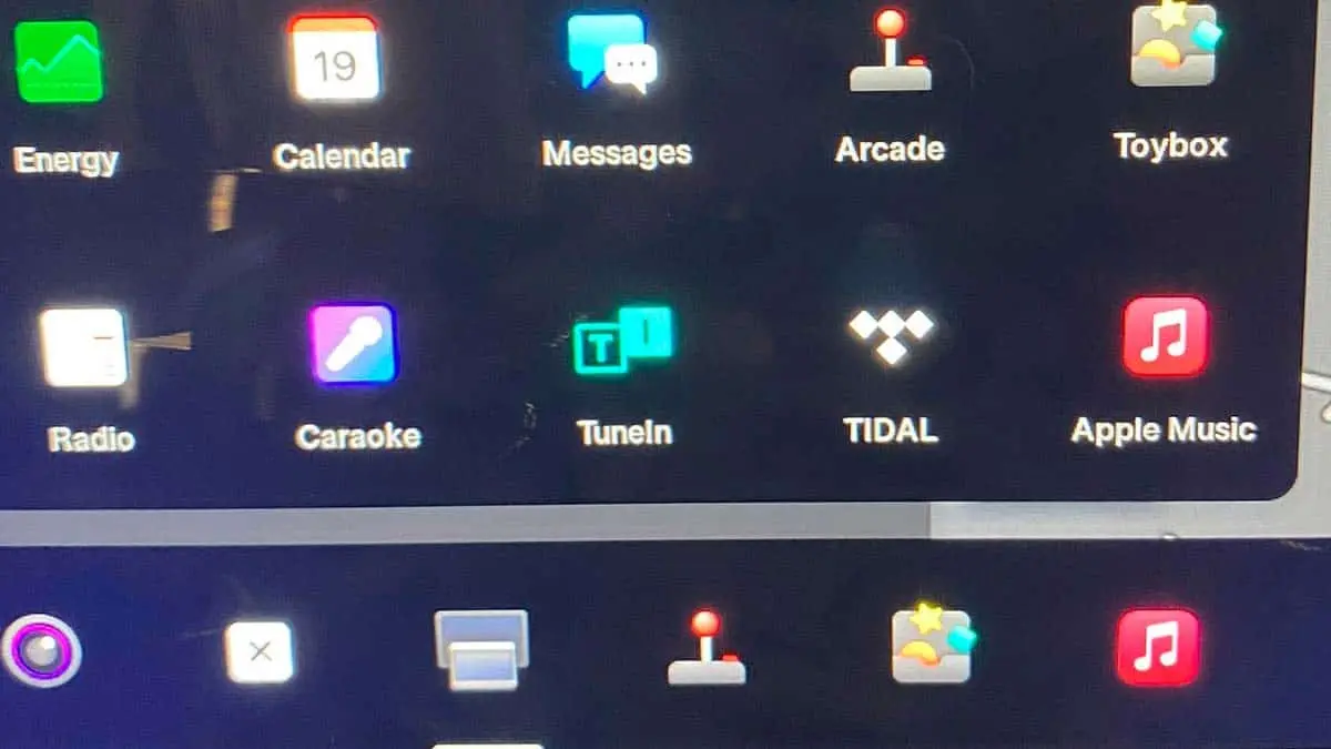 icono de la APP Apple Music en un coche Tesla