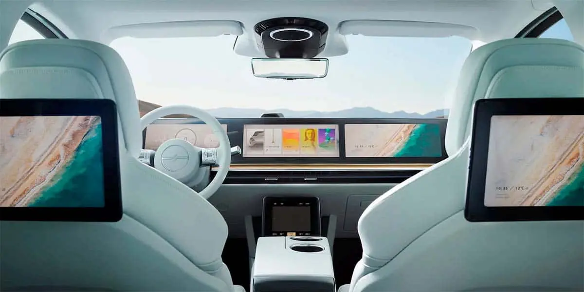 Foto del interior del primer coche el&eacute;ctrico de Sony y Honda