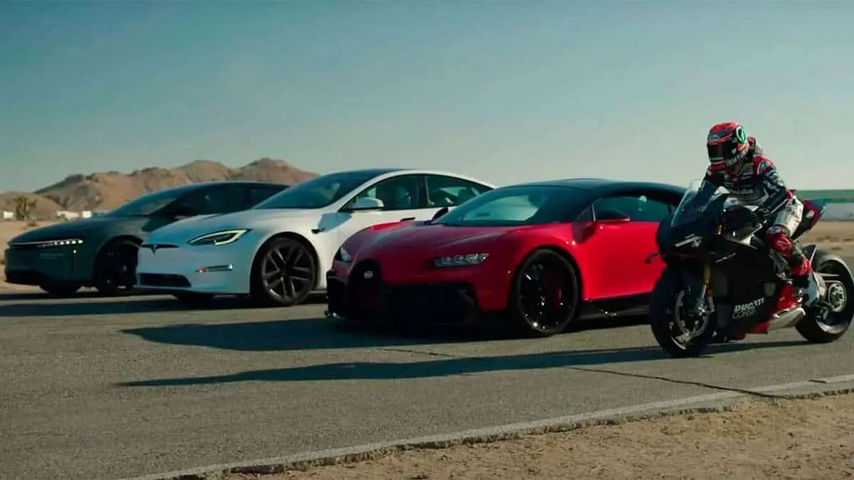 Lucid Air Sapphire - Carrera con otros coches y moto
