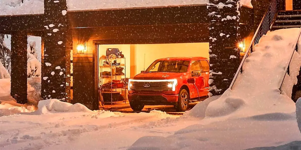Foto de la Ford F-150 Lightning cargando en un garaje