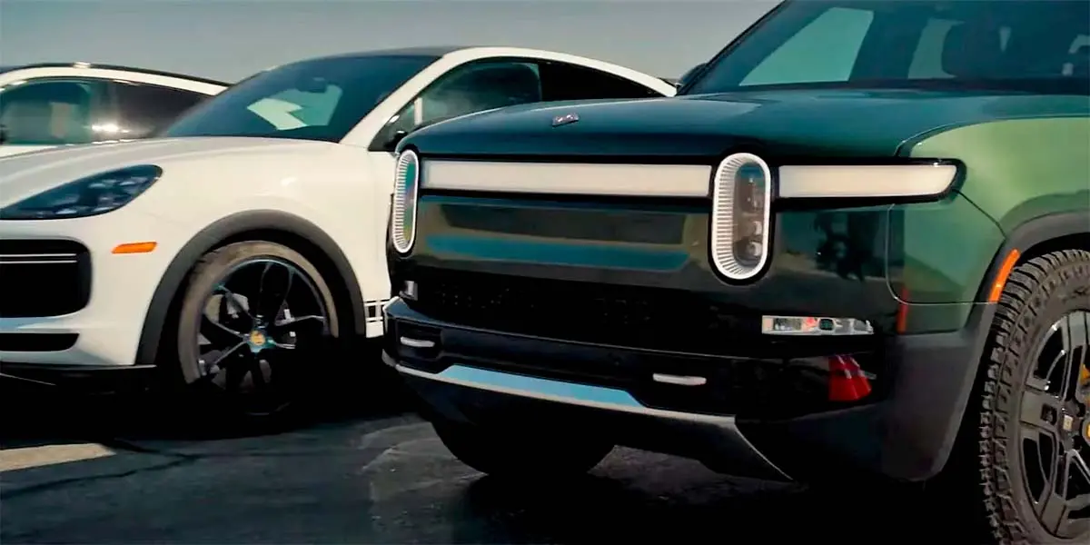 Carrera Rivian R1S frente al Porsche Cayenne Turbo GT