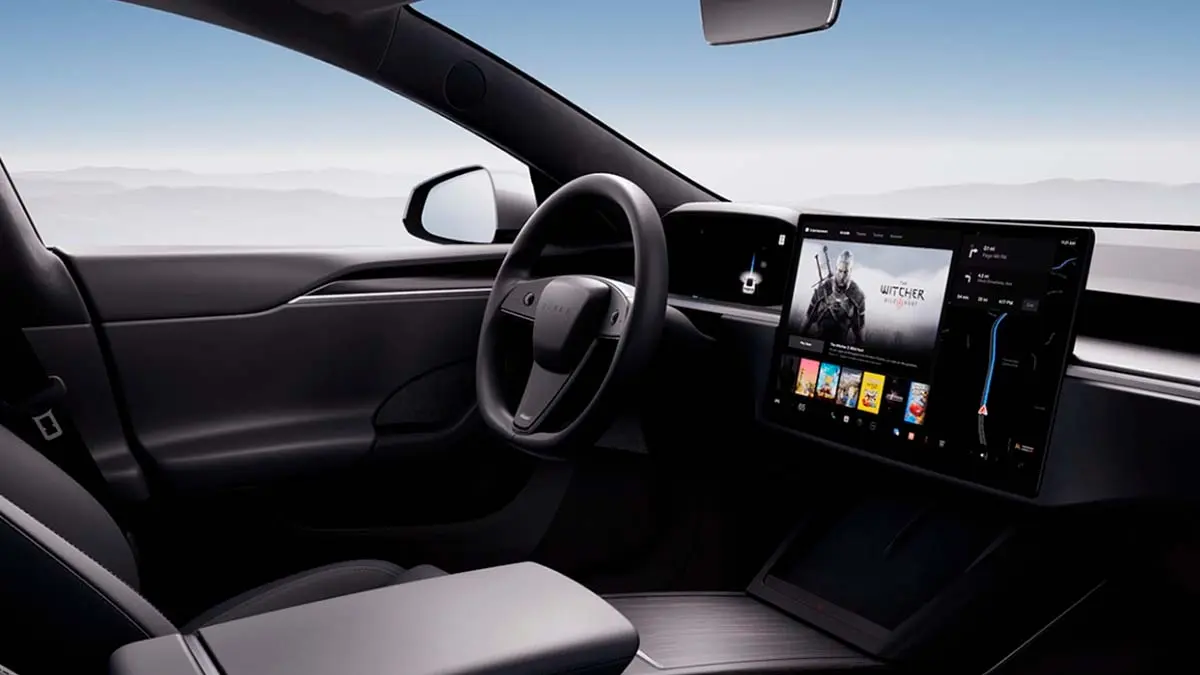 Volante en el Tesla Model S 2023 redondo