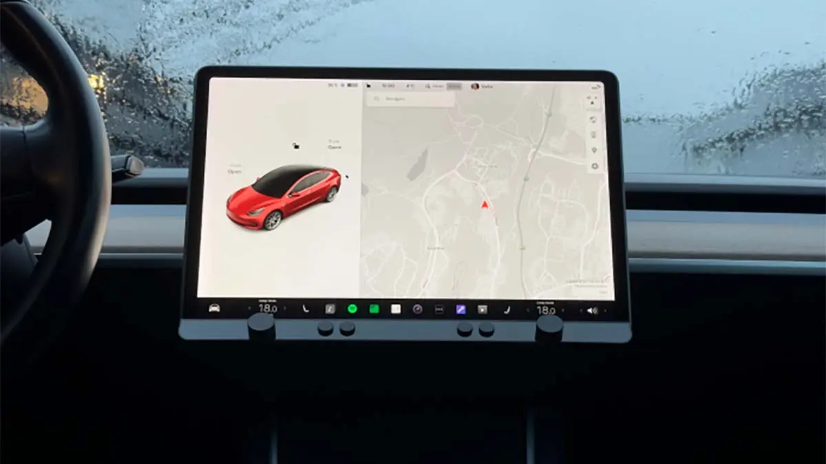 Imagen del Ctrl-Bar para a&ntilde;adir botones f&iacute;sicos a la pantalla del Tesla Model 3 y Model Y